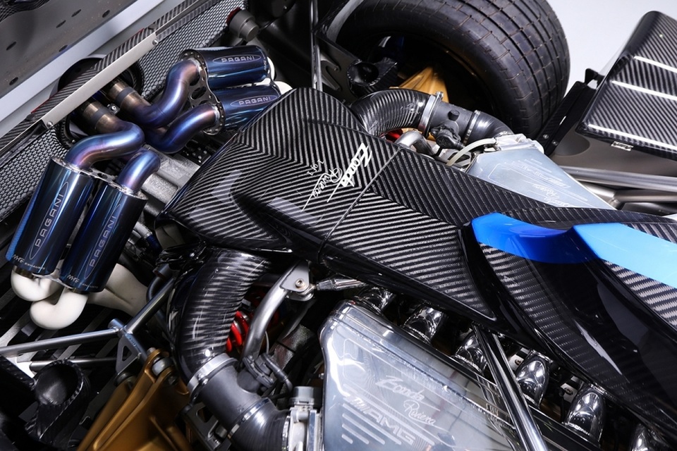 Cận cảnh siêu xe Pagani Zonda Riviera độc nhất giá 5,5 triệu USD - 7 Cận cảnh siêu xe Pagani Zonda Riviera độc nhất giá 5,5 triệu USD - 7