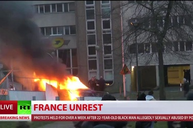 Bạo lực dâng cao tại ngoại ô Paris