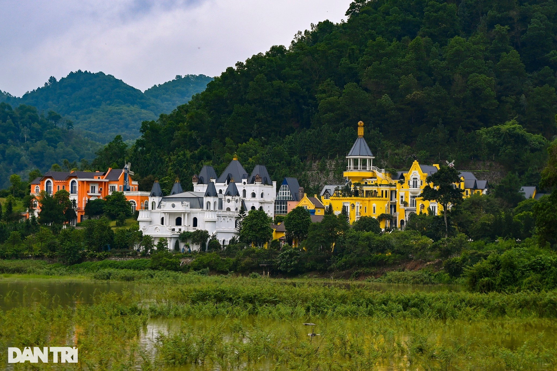 Homestay vây kín hồ Đồng Đò, nhiều dấu hiệu sạt lở đường ven bờ sau mưa - 5 Homestay vây kín hồ Đồng Đò, nhiều dấu hiệu sạt lở đường ven bờ sau mưa - 5