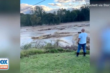 Khoảnh khắc nước lũ cuốn trôi cây cầu ở Mỹ sau khi siêu bão Helene đổ bộ