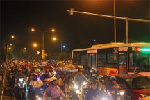 Người dân Thủ đô "chôn chân" trong mưa sau màn pháo hoa