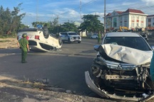 Ô tô lật ngửa bụng sau va chạm, 2 người bị thương