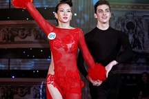 Cận cảnh váy ren gợi cảm của Anh Thư