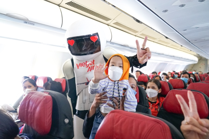 Không chỉ các bạn nhỏ, các hành khách bay cùng Vietjet trong dịp đặc biệt này cũng hào hứng ghi lại những hình ảnh cùng với các robot thân thiện. 