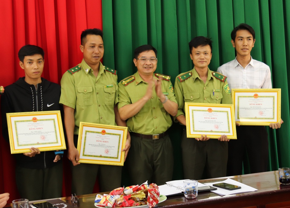 Tặng bằng khen 4 kiểm lâm VQG Yok Đôn dũng cảm truy bắt lâm tặc - 1 Tặng bằng khen 4 kiểm lâm VQG Yok Đôn dũng cảm truy bắt lâm tặc - 1