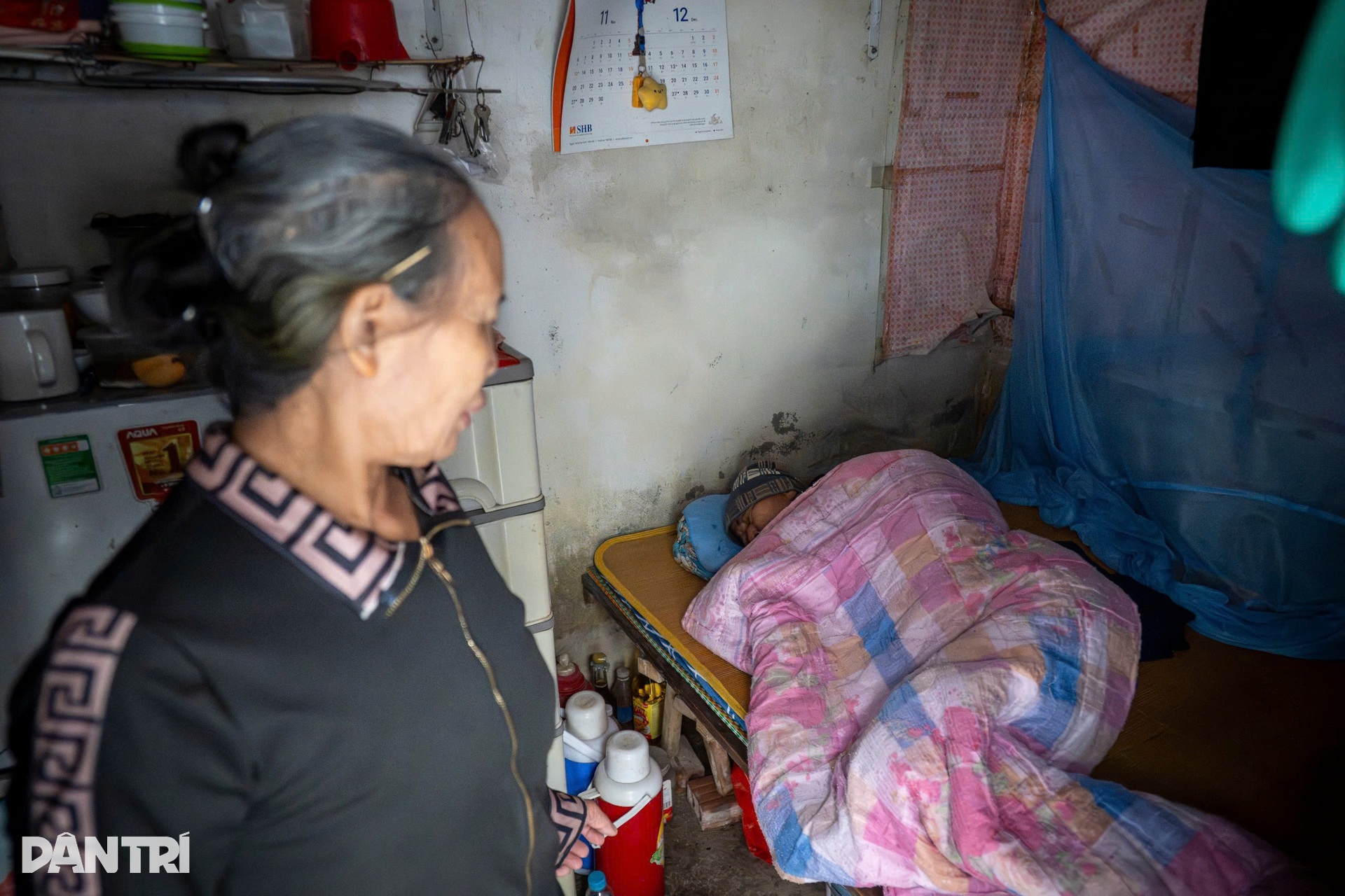 ជីវិតប្រជាជនតស៊ូជាមួយភាពត្រជាក់នីមួយៗក្នុងតំបន់លាងឈាមទីក្រុងហាណូយ - ១ Những phận người chật vật theo từng đợt rét tại xóm chạy thận Hà Nội - 1