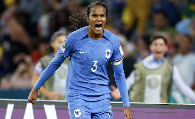 Wendie Renard ghi bàn thắng ấn định chiến thắng 2 – 1 cho tuyển nữ Pháp