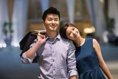 Đi xem pháo hoa cùng tôi, người yêu vẫn mải mê... gọi điện với cậu bạn thân