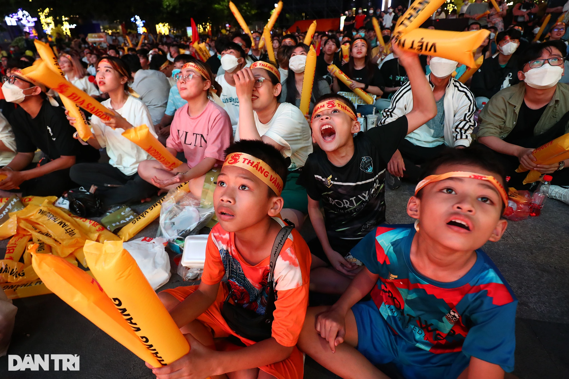 Hàng nghìn CĐV ở phố Nguyễn Huệ vỡ òa trong trận thắng đậm của U23 Việt Nam - 8 Hàng nghìn CĐV ở phố Nguyễn Huệ vỡ òa trong trận thắng đậm của U23 Việt Nam - 8