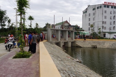 Đứng xem cá gần hồ sinh thái, một cháu nhỏ chết đuối