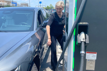 Bộ trưởng Năng lượng Mỹ cũng gặp rắc rối vì đi ô tô điện mà thiếu trạm sạc