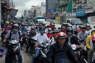 Lật xe container gây ùn tắc nhiều giờ