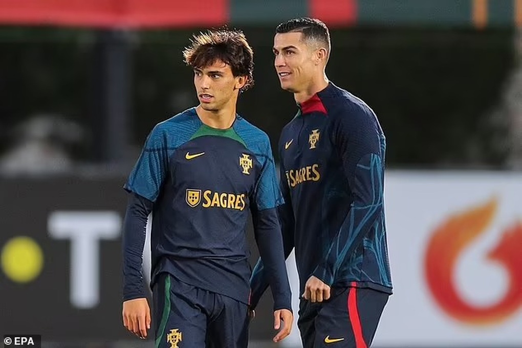C.Ronaldo tươi cười trong buổi tập cùng đội tuyển Bồ Đào Nha - 2 C.Ronaldo tươi cười trong buổi tập cùng đội tuyển Bồ Đào Nha - 2
