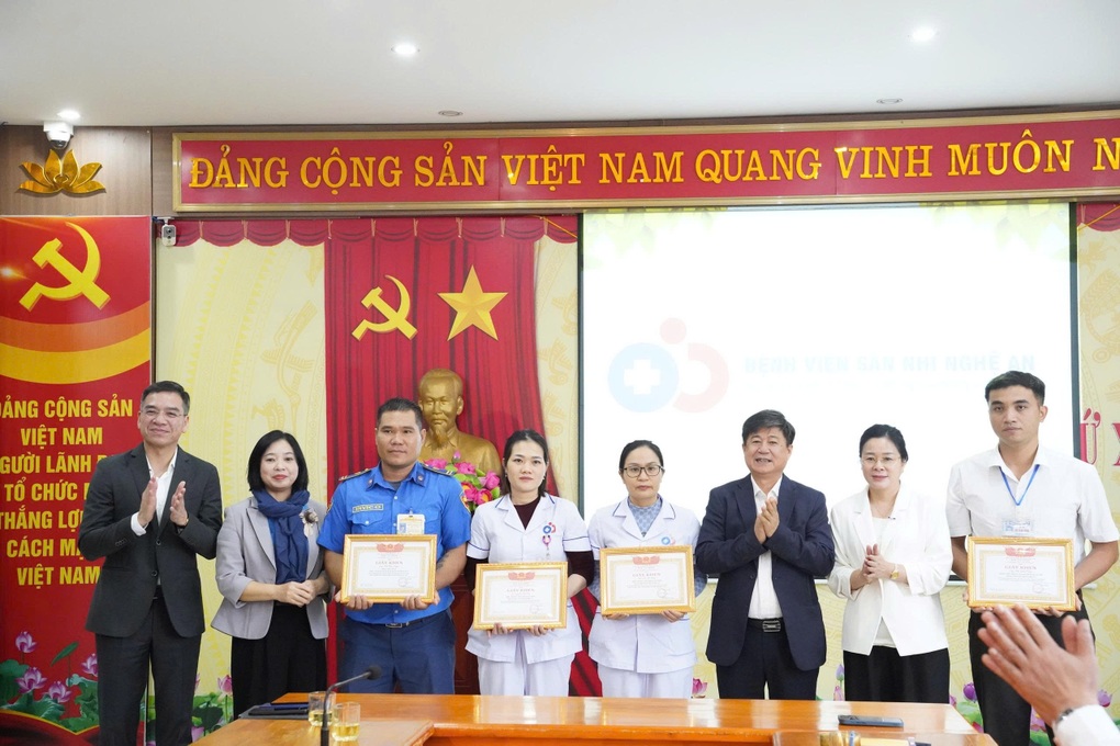 Lãnh đạo Bộ Y tế thăm, tặng quà 8 nhân viên y tế Bệnh viện Sản Nhi Nghệ An - 2 Lãnh đạo Bộ Y tế thăm, tặng quà 8 nhân viên y tế Bệnh viện Sản Nhi Nghệ An - 2