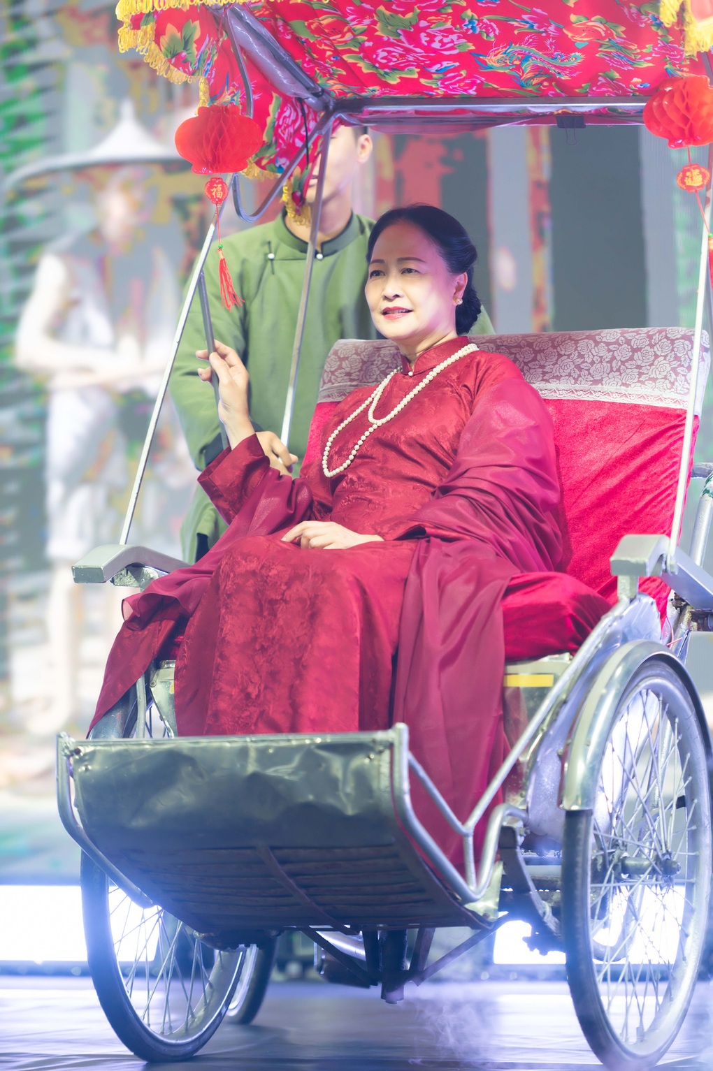 NSND Như Quỳnh ngồi xích lô, làm người mẫu áo dài - 1 NSND Như Quỳnh ngồi xích lô, làm người mẫu áo dài - 1