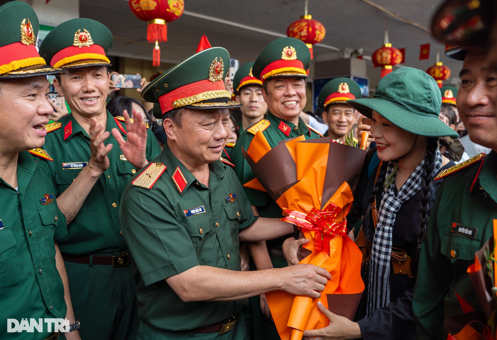 Các khối diễu binh miền Nam rạng rỡ khi tàu tới Ga Hà Nội - 3 Các khối diễu binh miền Nam rạng rỡ khi tàu tới Ga Hà Nội - 3