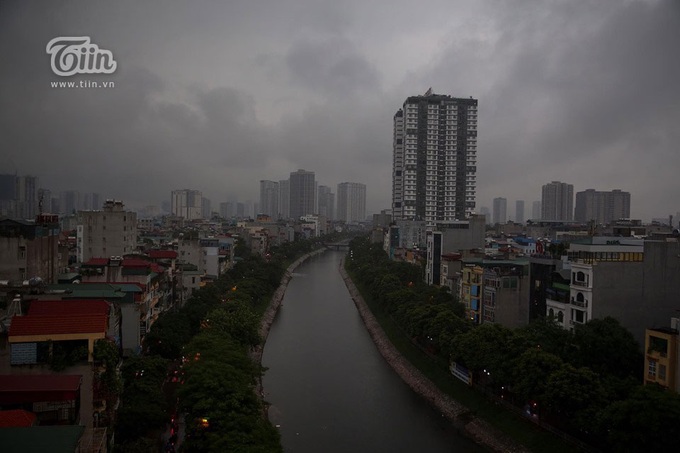 Hà Nội mưa tầm tã, trời tối mịt ngày đầu tuần - Ảnh 3. Hà Nội mưa tầm tã, trời tối mịt ngày đầu tuần - Ảnh 3.