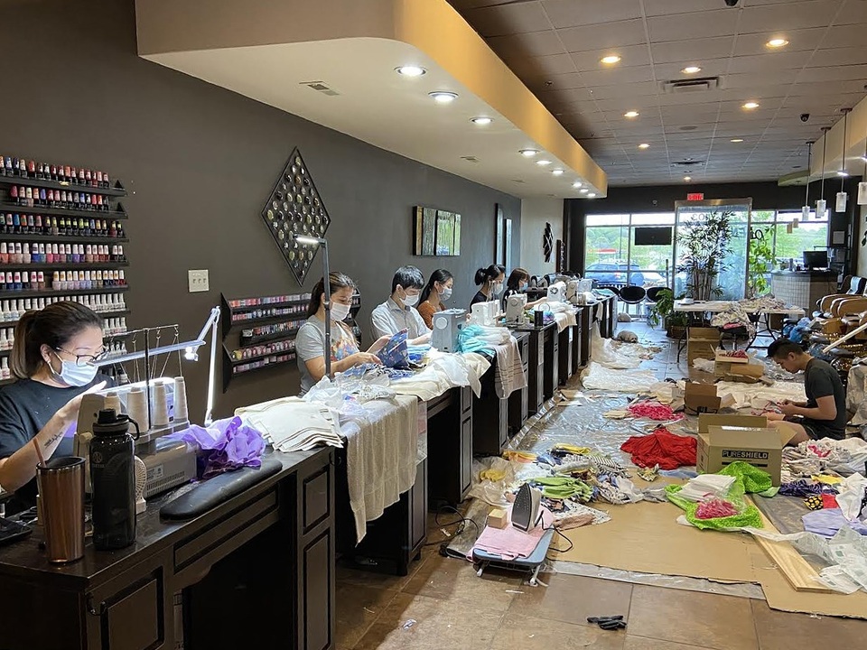 Báo Mỹ ca ngợi các tiệm làm móng của người Việt tặng đồ bảo hộ chống dịch - 1 Báo Mỹ ca ngợi các tiệm làm móng của người Việt tặng đồ bảo hộ chống dịch - 1