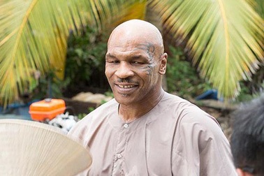 Mike Tyson đội nón lá, mặc áo bà ba bán trái cây ở chợ nước nổi