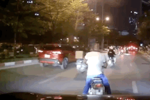Cái kết "đẹp" cho người đàn ông đi xe máy cố tình chặn đầu ô tô