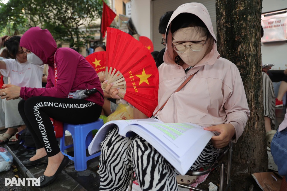 Muôn kiểu giữ chỗ đẹp xem diễu binh: Ôm sách học bài, chia ca về tắm - 1 Muôn kiểu giữ chỗ đẹp xem diễu binh: Ôm sách học bài, chia ca về tắm - 1