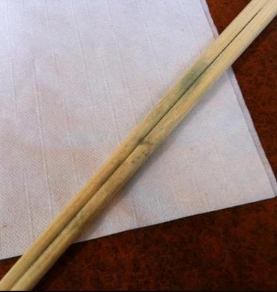 Rủi ro ung thư gan vì sử dụng đũa không đúng cách - 1 Rủi ro ung thư gan vì sử dụng đũa không đúng cách - 1