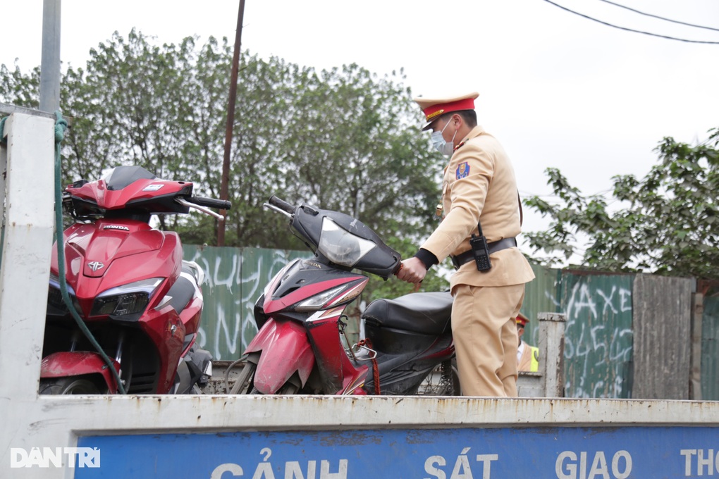 Vội đi làm, hàng loạt tài xế xe máy đi vào cao tốc Đại lộ Thăng Long - 5