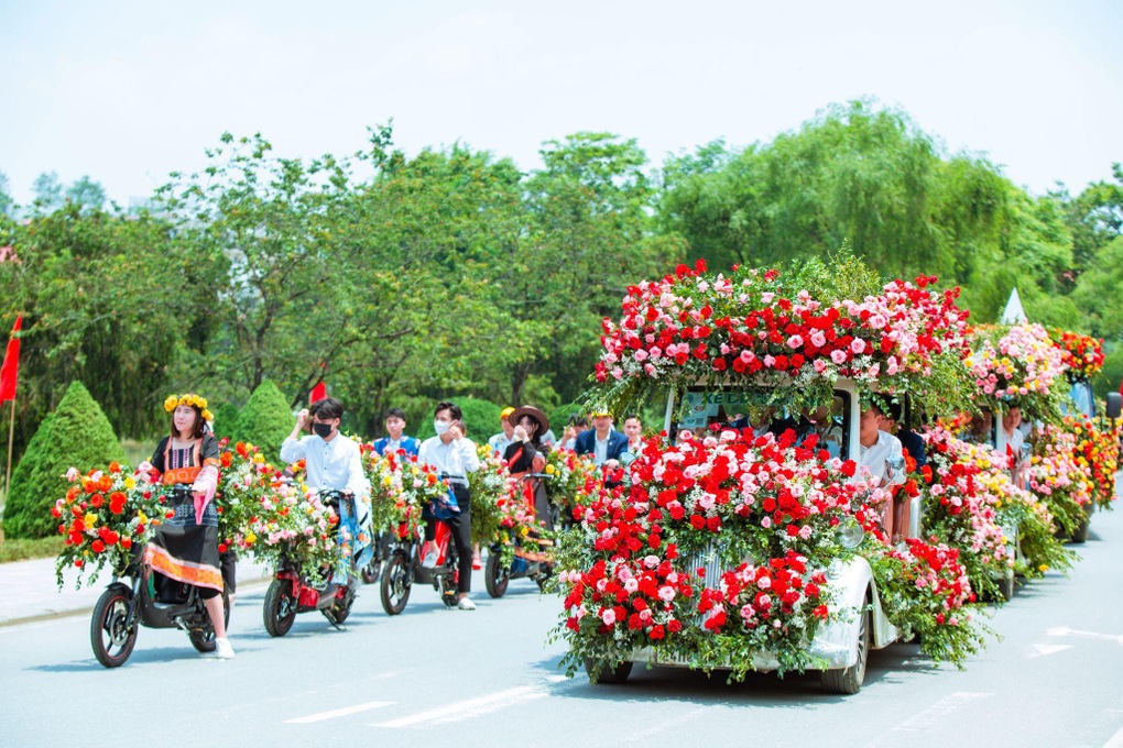 Mãn nhãn với hàng nghìn đóa hồng trong lễ hội hoa hồng Sa Pa - 4 Mãn nhãn với hàng nghìn đóa hồng trong lễ hội hoa hồng Sa Pa - 4