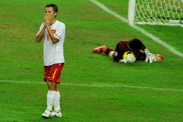 Video: Pha để thua đáng tiếc của thủ môn Tấn Trường