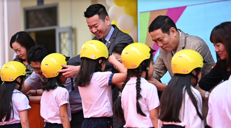 Hơn 600 học sinh tiểu học được tặng mũ bảo hiểm đạt chuẩn - 2 Hơn 600 học sinh tiểu học được tặng mũ bảo hiểm đạt chuẩn - 2