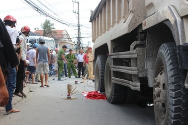 Xe máy bị xe ben cán nát, một người tử vong