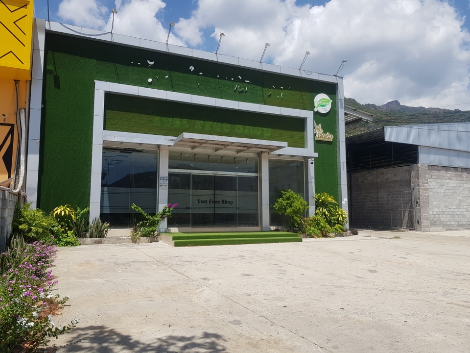 Loạt showroom đón khách Trung Quốc xây trái phép vẫn chưa bị tháo dỡ - 4 Loạt showroom đón khách Trung Quốc xây trái phép vẫn chưa bị tháo dỡ - 4