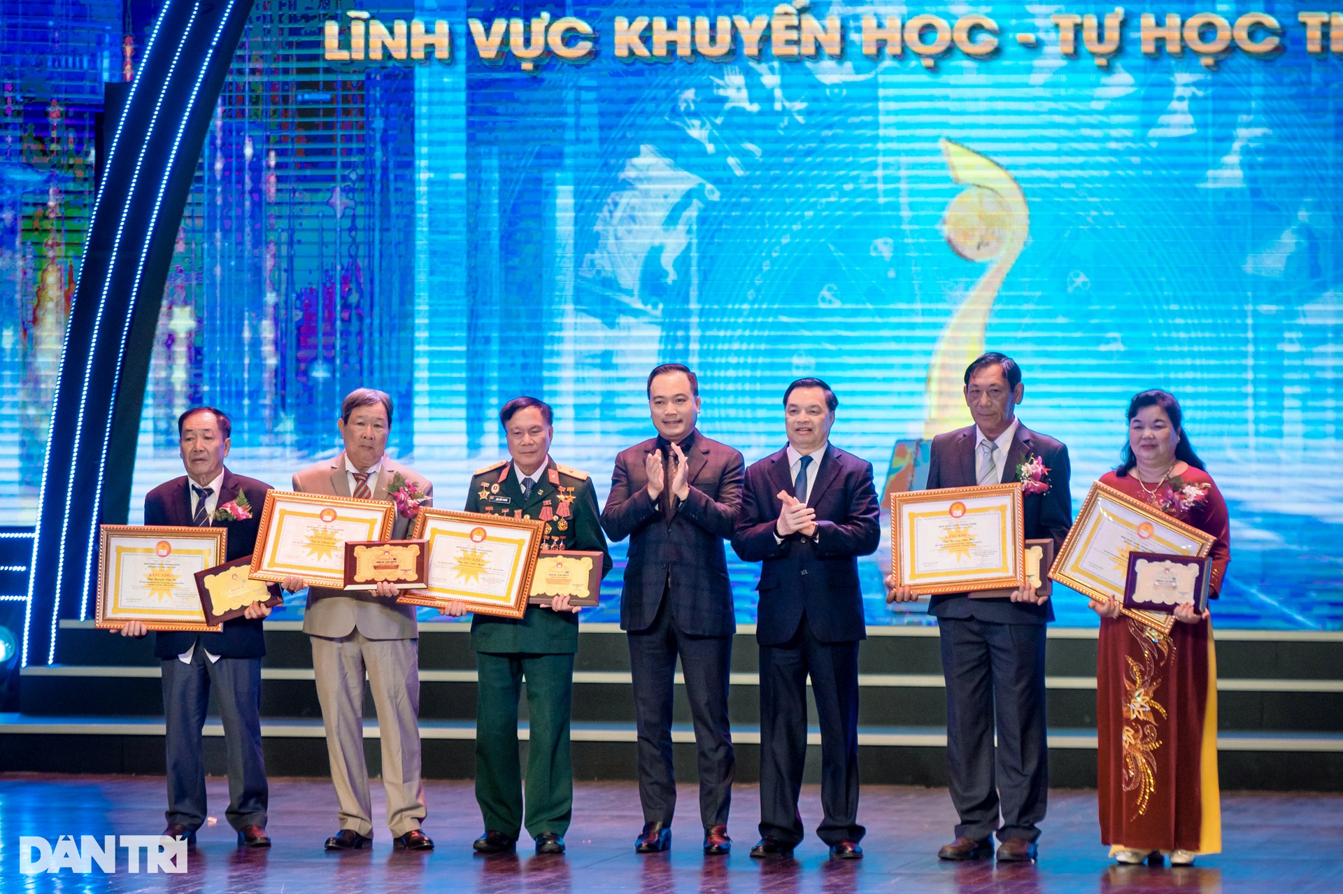 Toàn cảnh Lễ trao giải Nhân tài Đất Việt lần thứ 17 - 7 Toàn cảnh Lễ trao giải Nhân tài Đất Việt lần thứ 17 - 7