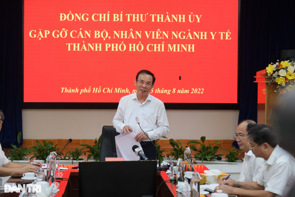 Giám đốc bệnh viện bật khóc vì lương bác sĩ khó sống ở TPHCM - 1 Giám đốc bệnh viện bật khóc vì lương bác sĩ khó sống ở TPHCM - 1