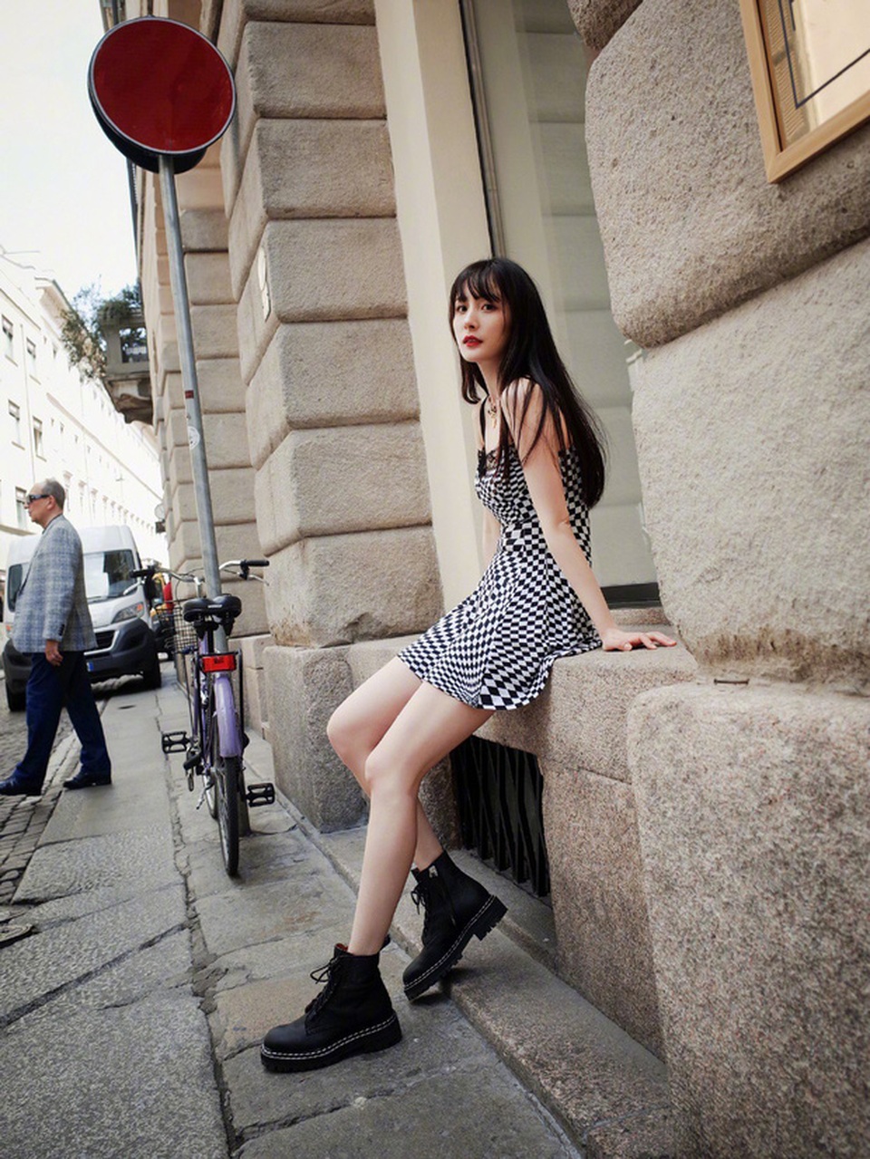 Dương Mịch nhận “gạch đá” vì thờ ơ với con gái sau khi ly hôn - 3 Dương Mịch nhận “gạch đá” vì thờ ơ với con gái sau khi ly hôn - 3