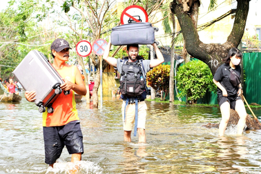 Hội An ngập lụt, du khách khăn gói sơ tán