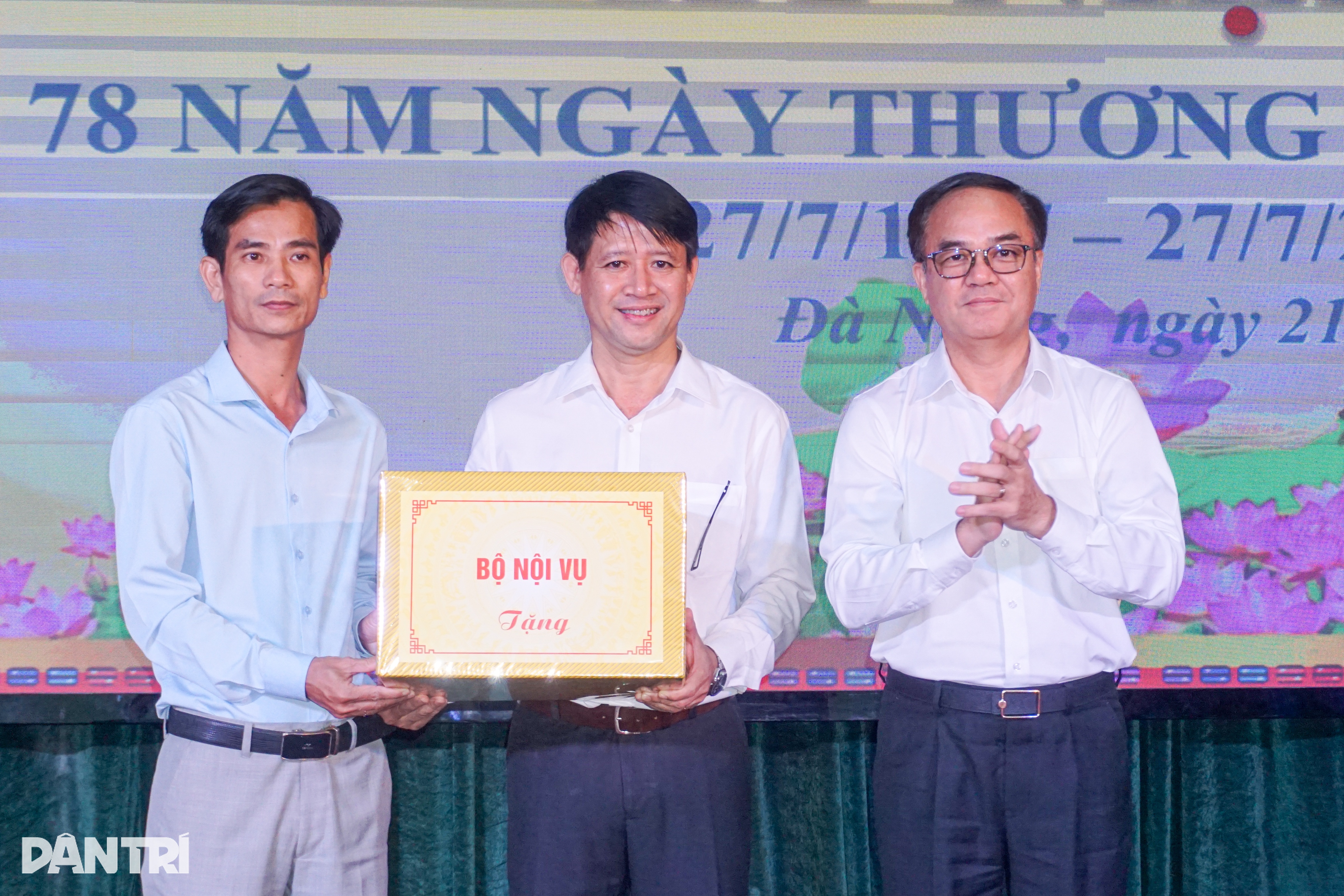 Thường trực Ban Bí thư thăm, tặng quà người có công tại Đà Nẵng - 5 Thường trực Ban Bí thư thăm, tặng quà người có công tại Đà Nẵng - 5