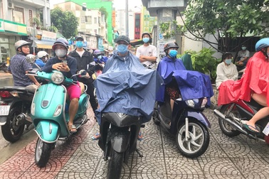 Phụ huynh Sài Gòn đội mưa chờ con thi xong môn Toán