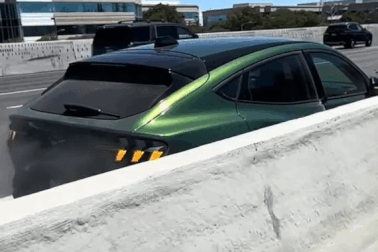 Chiếc Mustang Mach-E không thể dừng lại trước khi xảy ra va chạm kinh khủng