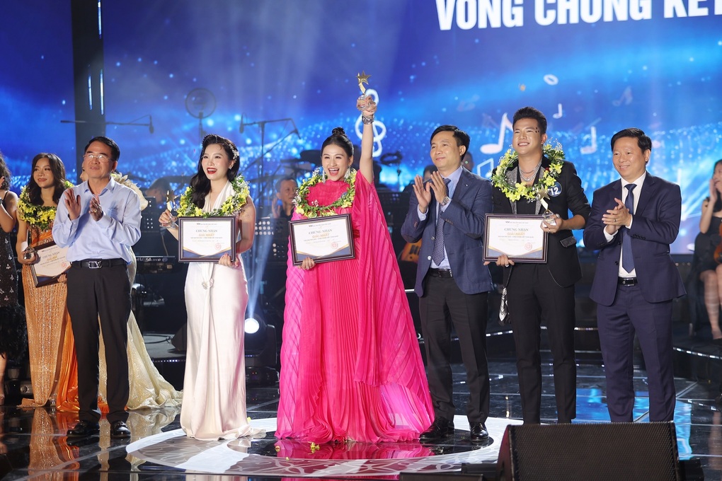 Lan Quỳnh, Minh Ngọc, Trịnh Văn Núi đoạt giải Quán quân Sao Mai 2022 - 1 Lan Quỳnh, Minh Ngọc, Trịnh Văn Núi đoạt giải Quán quân Sao Mai 2022 - 1