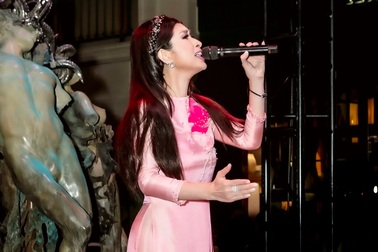 Ca sĩ Nguyễn Hồng Nhung trình diễn trong LHP Thế giới châu Á 2021