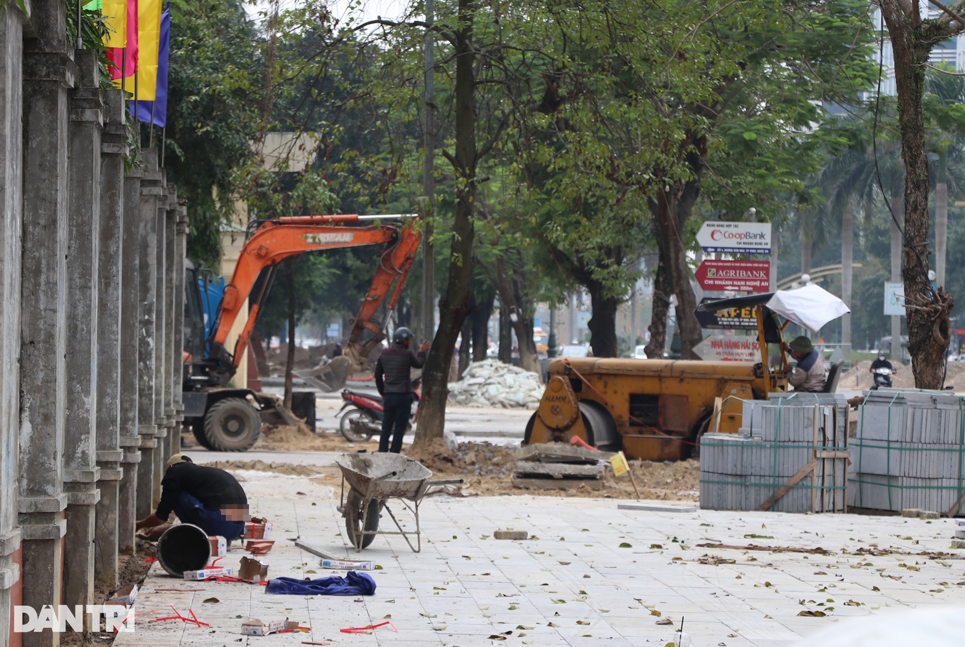 Gần Tết, nhiều tuyến vỉa hè ở thành phố Vinh đang bị xới tung - 2 Gần Tết, nhiều tuyến vỉa hè ở thành phố Vinh đang bị xới tung - 2