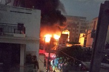 Cháy kho giày dép trong đêm, nhiều người dân tháo chạy