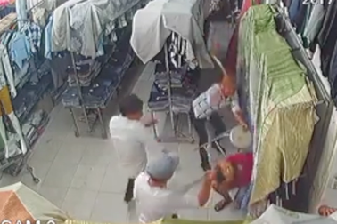Công an triệu tập nhóm nghi can chém gục nhân viên cửa hàng thời trang