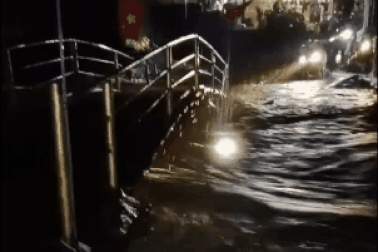 Lũ quét bất ngờ trong đêm, chính quyền di dân khẩn cấp