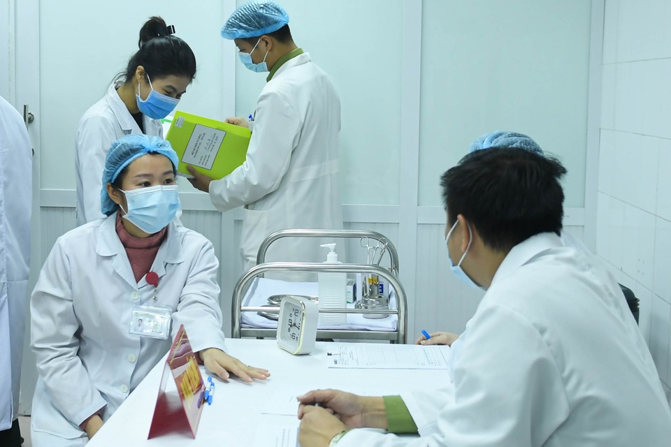 Sức khỏe của những người đầu tiên tiêm vắc xin Covid-19 Việt Nam ra sao? - 3 Sức khỏe của những người đầu tiên tiêm vắc xin Covid-19 Việt Nam ra sao? - 3