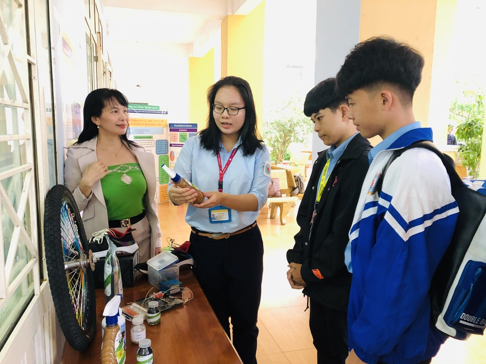 Cô giáo “chắp cánh” ước mơ nghiên cứu khoa học của học sinh ra thế giới - 1 Cô giáo “chắp cánh” ước mơ nghiên cứu khoa học của học sinh ra thế giới - 1