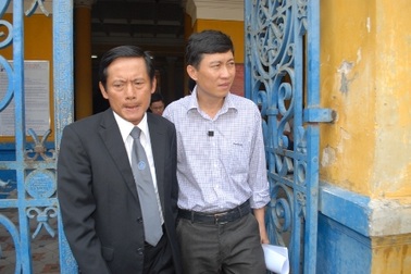 Hoàng Khương hầu tòa phúc thẩm với băng tang trên ngực áo 