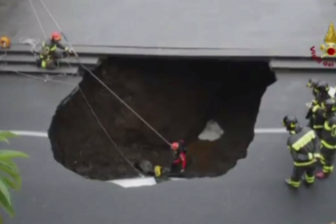 Hố tử thần “nuốt chửng” xe ô tô giữa đường phố Ý