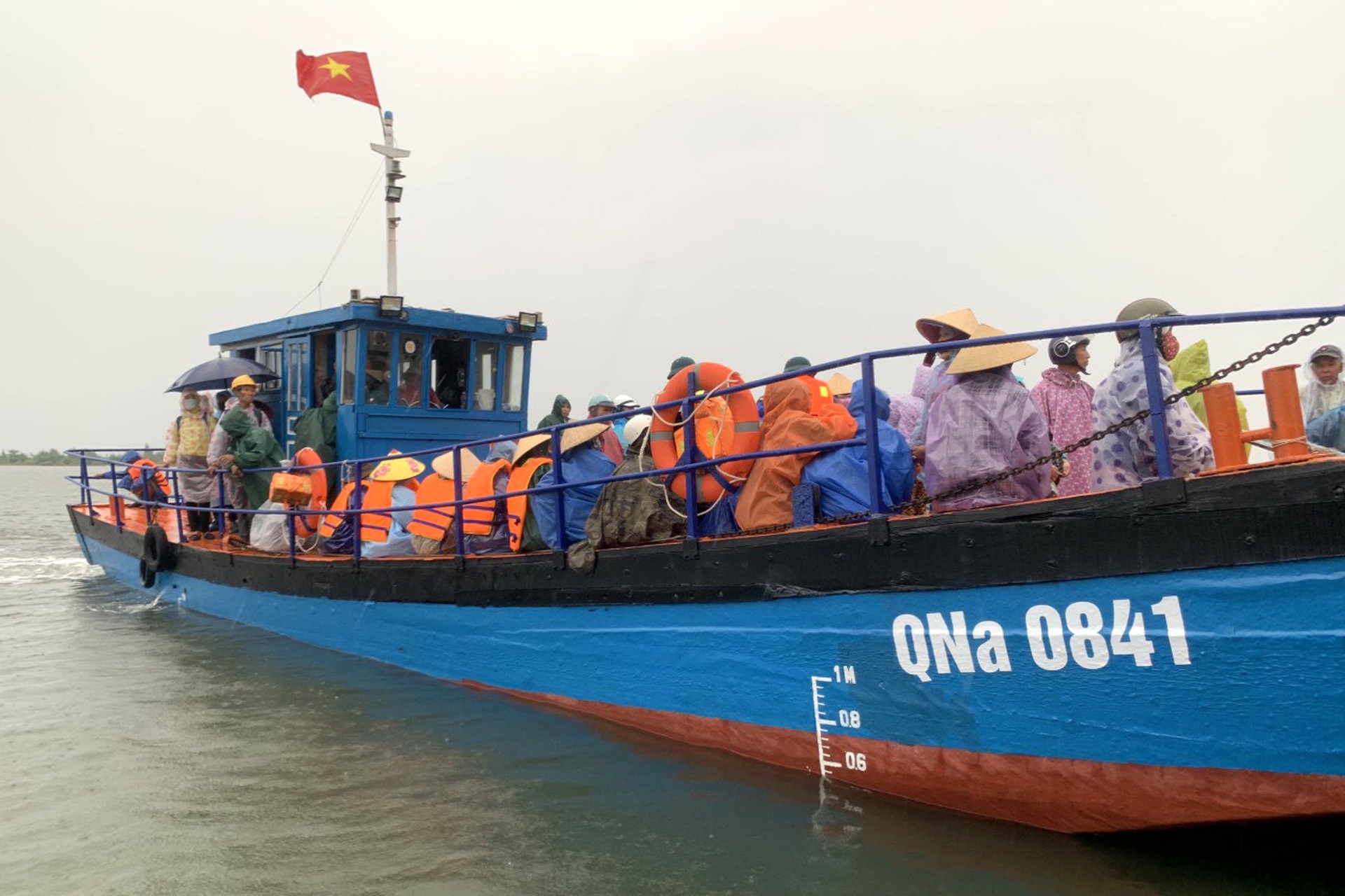Người Đà Nẵng thuê xe container chặn trước cửa để chống bão số 4 - 16 Người Đà Nẵng thuê xe container chặn trước cửa để chống bão số 4 - 16